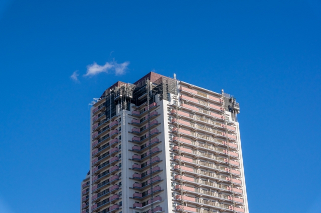 高層マンションの大規模修繕　外壁養生