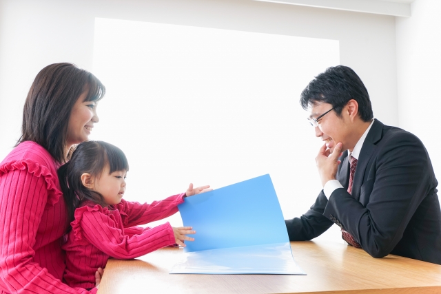 営業の男性と家族