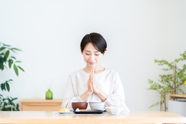 ご飯を食べる女性