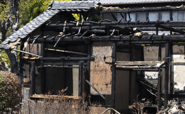 火事で燃えた日本の木造平屋住宅