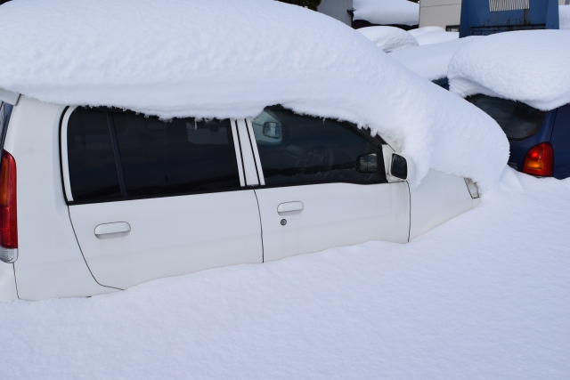 大雪で埋もれてしまった車