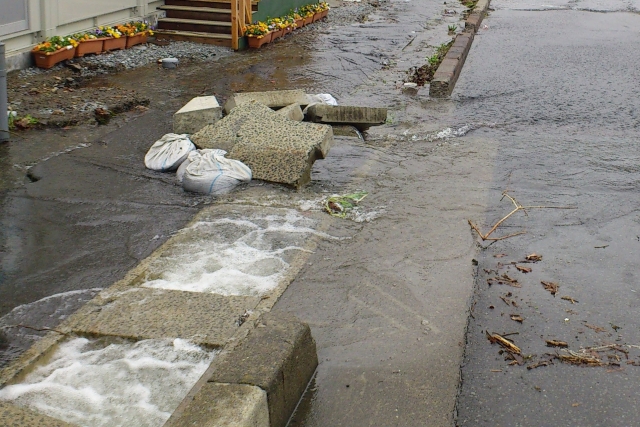 側溝・排水路から溢れる水・台風・大雨
